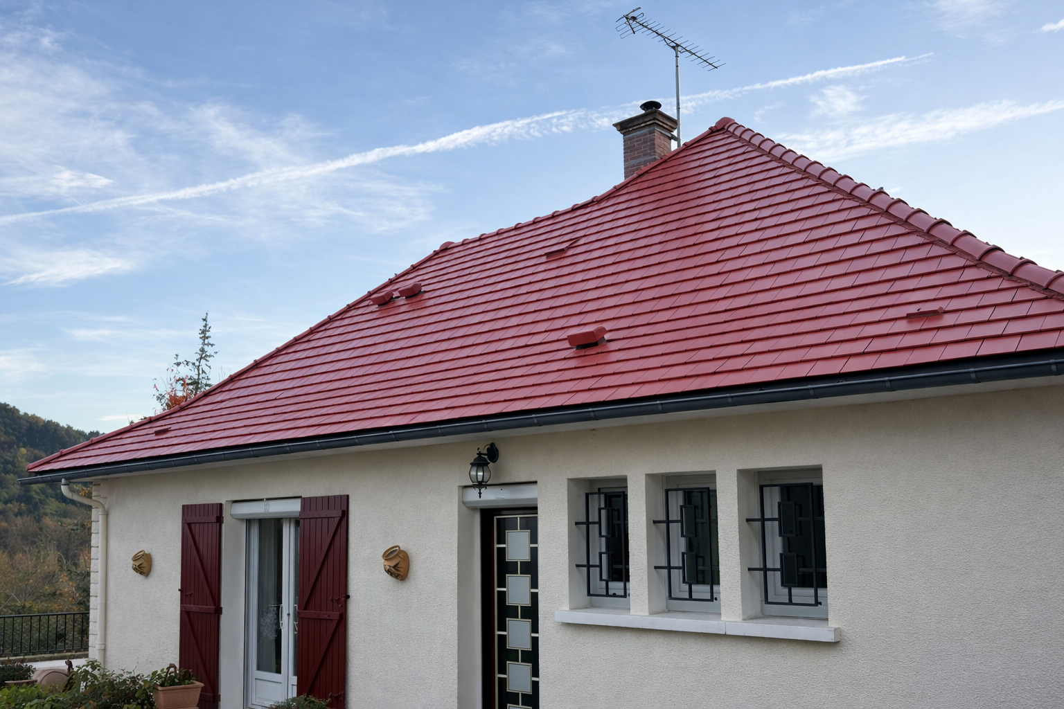 Maison traditionnelle et couverture en tuiles rouges